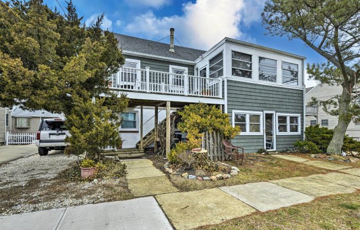 Seaside Park Apt: Outdoor Shower, Walk to Beach!