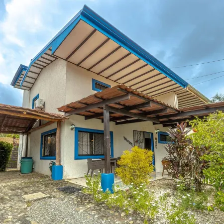 Sunset Villa, comfortable house steps from the beach