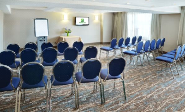 Holiday Inn & Suites London South by IHG