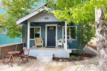 Historic Downtown Bend Cottage - Walkable to the Best of Bend!