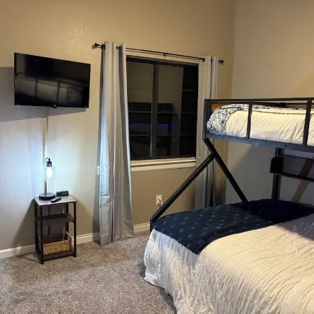 Lovely Downtown Condo, Walk to Historic Downtown!
