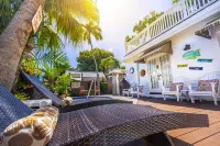 Seascape Tropical Inn - Inns