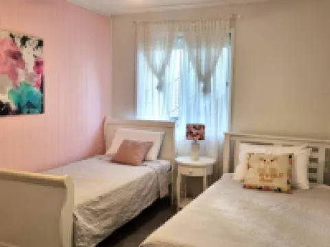 Sea Breeze at Margate Beachside-pet friendly Hotels in Margate