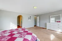Royal Retreat With Enclosed Yard and Screened in Back Patio - balcony