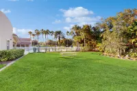 Immaculate Townhome in Upscale Community w/ Pool & Balcony - Near Beach - 4-Star