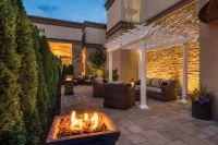 Radisson Hotel Freehold - parking