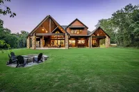 Lakefront Estate on 26 Acres: Hot Tub & Games - Boutique