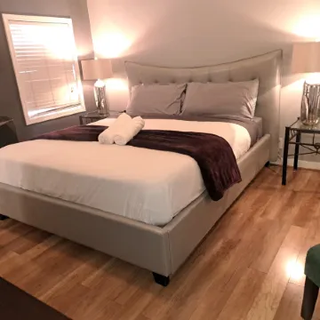 Amazing 3 bedrooms with 3  bedroom apt in the center of Beverly Hills Отели рядом с достопримечательностью «Golden Triangle»