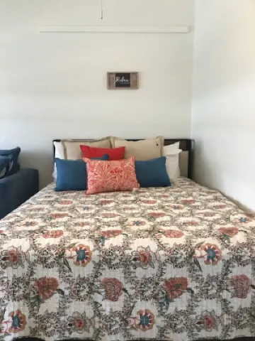 Steps to Siesta Key BEACH!  Pool, Tennis Court, Shuffle Board, Basketball!