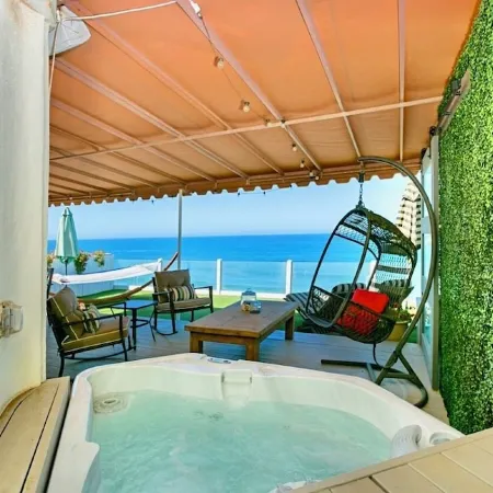 Oceanfront! 3 Distinct Suites! Jacuzzi & BBQ!