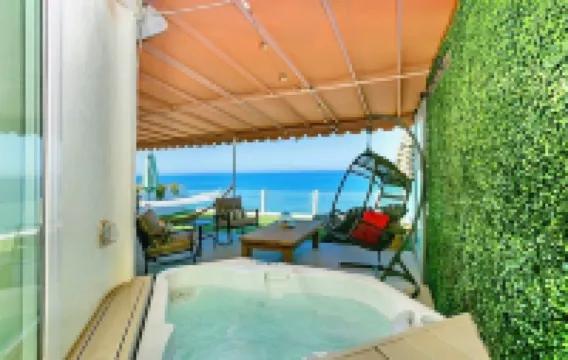 Oceanfront! 3 Distinct Suites! Jacuzzi & BBQ!
