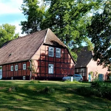 Historisches 5 Gutshaus am Fluss mit Panoramablick und Riesigem Grundstück