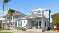 7bdr w/ Private Pool, Hot Tub, Fire Pit, Walk to Beach Tidal Wave by Avantstay