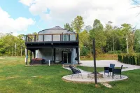 Restored Grain Bin with Hot Tub, King Bed, Vending Machine. Dog-Friendly!