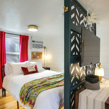 Unit 3: Updated Studio Near Downtown Dining