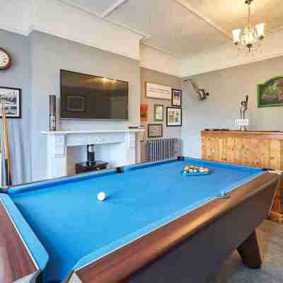 House Sleeps 12 With Parking and Garden Fitness & Recreational Facilities