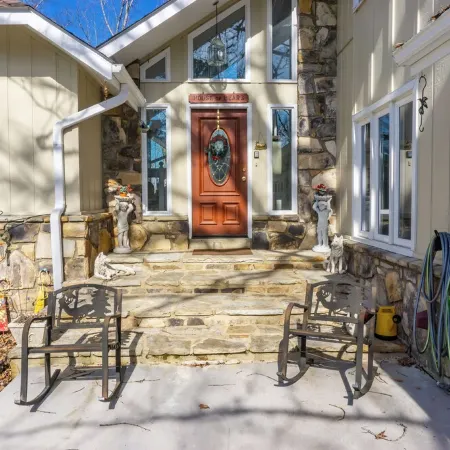 4Bedroom Vacation Home Just 4 Minutes to the Island at Pigeon Forge Heated Pool