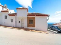 Villa in Nerja with Pool & Beach Nearby - فلل