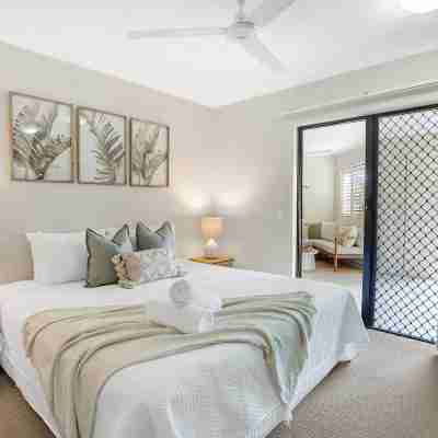 Spacious Retreat With Courtyard Resort Pool Rooms