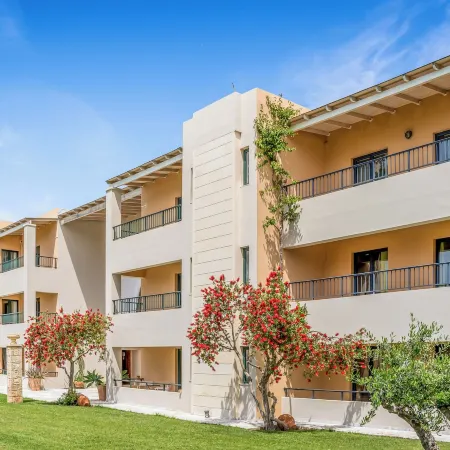 Golden Bay Apartments-Garden Haven