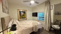 Artful Home Near Design District - Beach