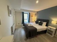 Clyde Waterfront Apartments - พร้อมระเบียง
