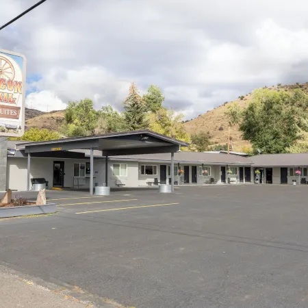 Oregon Trail Inn and Suites