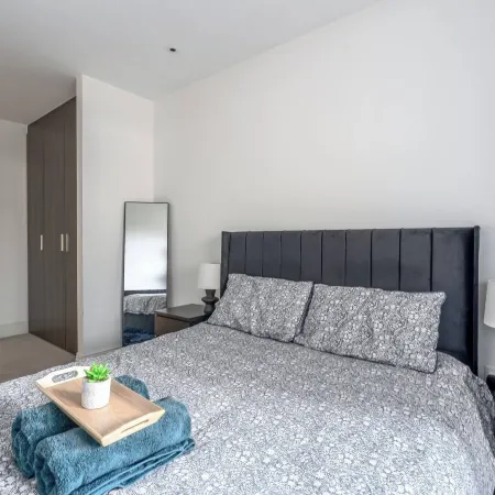 Modern Cozy Kingston Flat, 5 Mins to Train Station