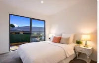 Stylish Tawa Retreat - Wifi