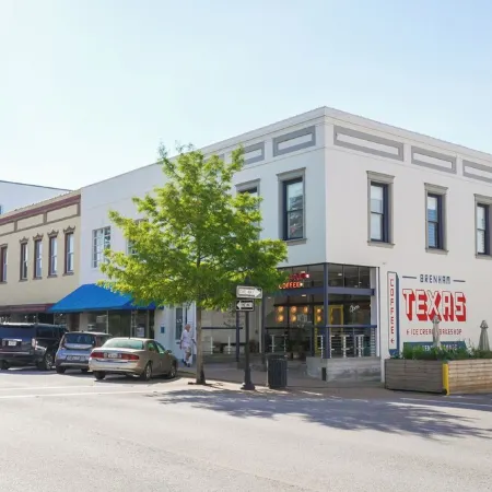 BEE in BRENHAM Holiday Cottage - Premium location walking distance to downtown