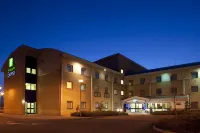 Cardiff Airport Hotel by Belvilla - parking