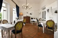 Les Chambres Guest House - Bed and Breakfasts