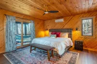 6 Br Cabin Hot Tub Fire Pit Min to Hatley Pointe - 3-Star