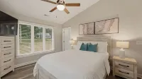 Poolside Paradise by Avantstay Waterfront Home + Pool + Spa Dock + Game Room Near Hiking - balcony