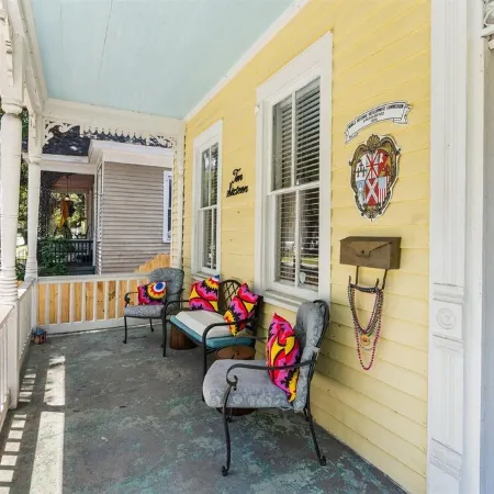 Pet-Friendly Cottage, Walk to Downtown Entertainment & Parades!