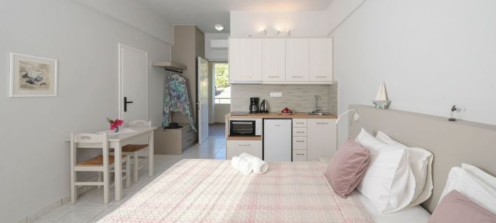 Antonis Apts & Retreats Hotels in Foinikas