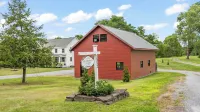 Farmhouse at Leeds by Avantstay Walled Garden + Soaking Tub + Private Barn Near Hudson - Homestays
