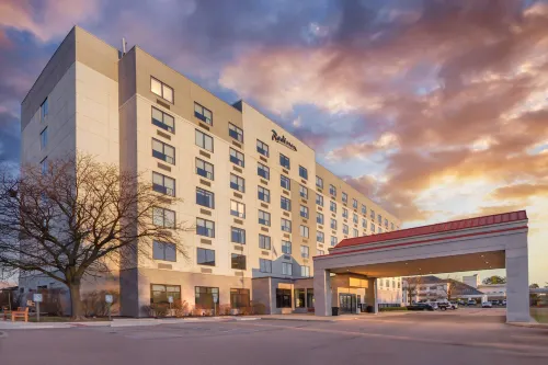 Radisson Hotel Detroit Metro Airport - Swimmingpools