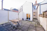 4BR 4Bath Home W/ Free Parking & Private Garden - 2-Sterne