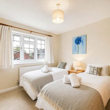 Luxury 4BR Windsor Near M4 LHR Free Parking