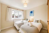 Luxury 4BR Windsor Near M4 LHR Free Parking - balcony