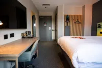 Village Hotel Coventry - parking