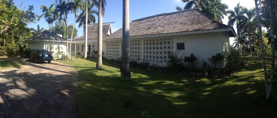 Amazing 3-Bedroom Villa with Chef Included - Housity