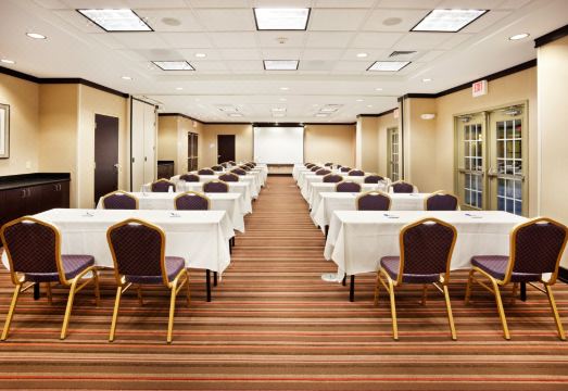 4. 홀리데이 인 익..