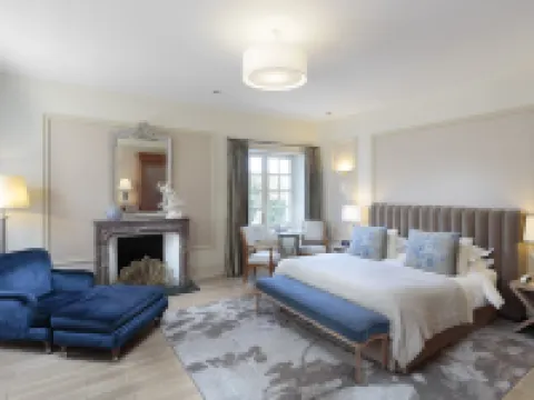 シャトー ラ シュヌヴィエール コムのホテル