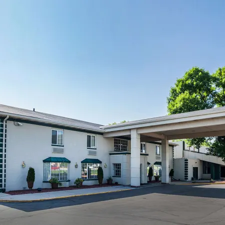 Quality Inn & Suites des Moines - Merle Hay Road
