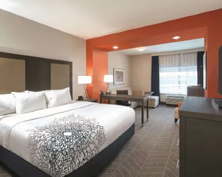 La Quinta Inn & Suites by Wyndham Opelika Auburn オペライカのホテル