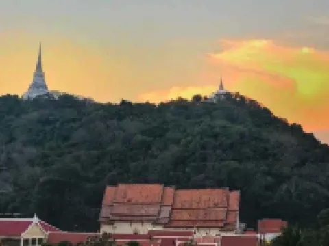 เจดีย์วิวโฮสเทลแอนด์รูฟท็อปบาร์ โรงแรมในอำเภอเมืองเพชรบุรี