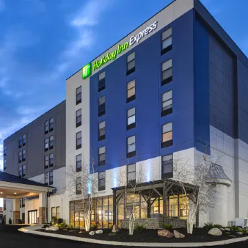 Holiday Inn Express & Suites CENTRAL OMAHA by IHG