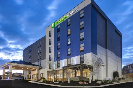 Holiday Inn Express & Suites Central Omaha